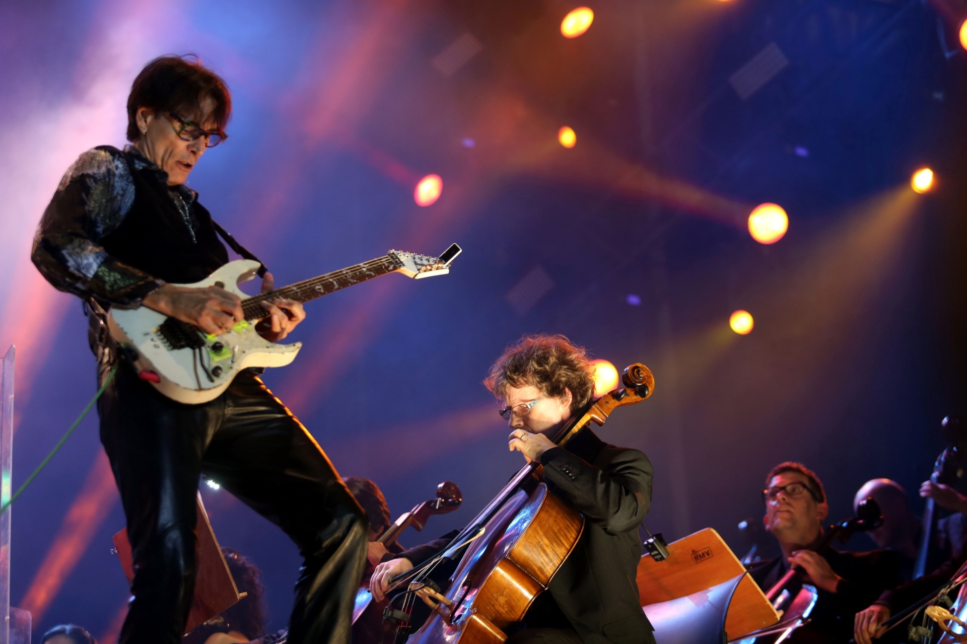 25.set.2015 - O guitarrista Steve Vai se apresenta com a Camerata Florianópolis, fechando o palco Sunset, durante o quinto dia do festival Rock in Rio 2015. - Fábio Motta/Estadão Conteúdo