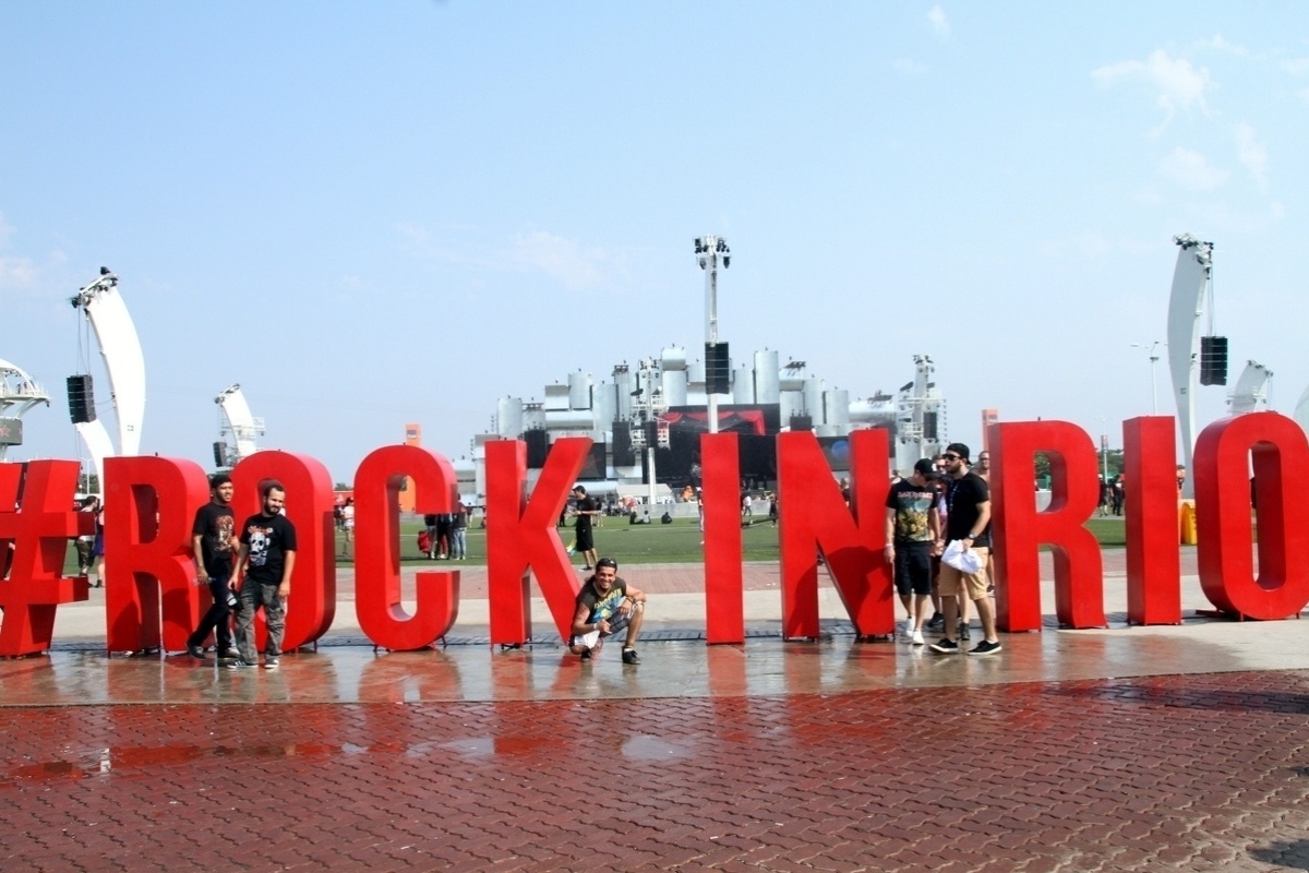 25.set.2015 - Primeiros fãs entram na Cidade do Rock para o quinto dia do festival Rock in Rio 2015. Camisetas pretas com a estampa do "Slipknot", principal atração do palco Mundo, parecem uniforme entre o público. - Graça Paes/Foto Rio News