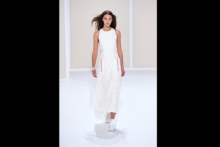 Vestido branco Hermés na Semana de Moda de Paris - AFP