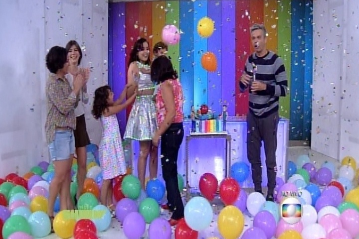 2.nov.2015 - Aniversário de Monica Iozzi no "Vídeo Show" - Reprodução/TV Globo
