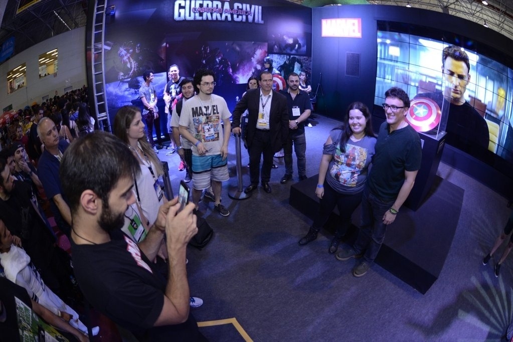 5.dez.2015 - O diretor Anthony Russo veio ao Brasil para falar do filme "Capitão América: Guerra Civil" na Comic Con Experience - Reprodução/Twitter/MarvelBR
