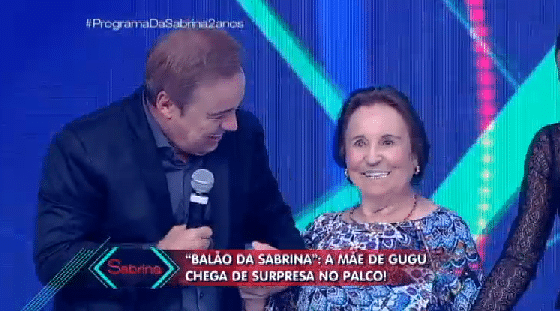 2.abr.2016 - Gugu recebe homenagem de Sabrina Sato - Reprodução/TV Record