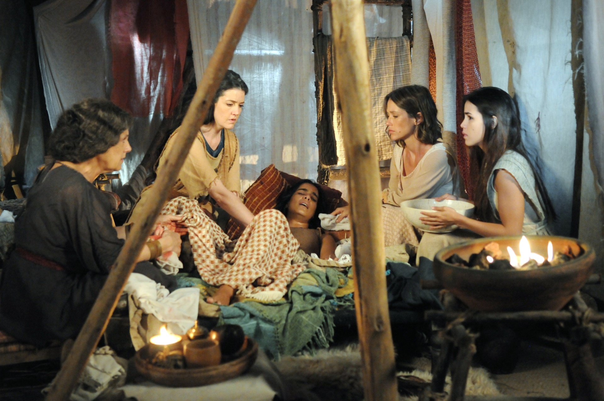 Abigail (Bianka Fernandes) dá à luz uma menina em "Os Dez Mandamentos - Nova Temporada" - Munir Chatack/Record