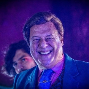 Afrânio (Antonio Fagundes) deixa o neto, Miguel (Gabriel Leone), constrangido no bordel em "Velho Chico" - Reprodução/"Velho Chico"/GShow - Reprodução/"Velho Chico"/GShow