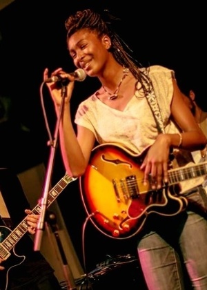 A francesa Amy Camara, escalada para "Velho Chico", também é cantora - Reprodução/Facebook/Amy D. Camara - Reprodução/Facebook/Amy D. Camara