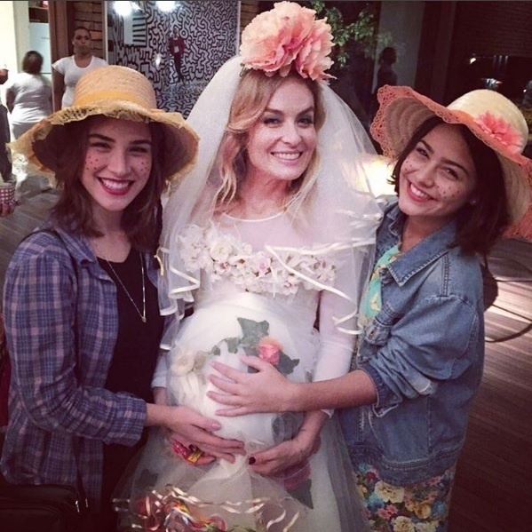 3.jul.2016 - As atrizes Marcela Fetter e Giullia Buscacio, a Olívia de "Velho Chico", fazem carinho na barriga falsa da "noiva" Angélica no arraiá da família Huck - Reprodução/Instagram/marciamarba