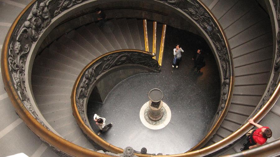 Escadaria em espiral na saída dos Museus do Vaticano - Marcio Freitas/Folhapress