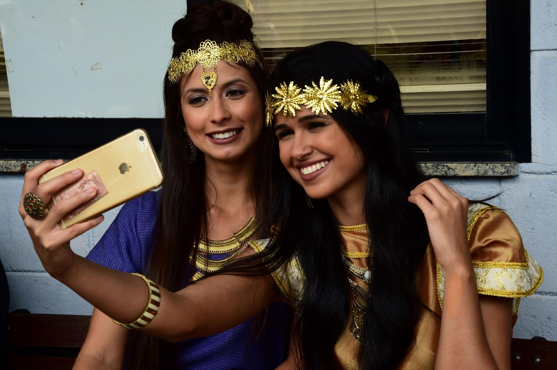 Enquanto o set não fica pronto, atores coadjuvantes e figurantes capricham na selfie - AFP PHOTO / TASSO MARCELO 