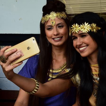 Enquanto o set não fica pronto, atores coadjuvantes e figurantes capricham na selfie - AFP PHOTO / TASSO MARCELO  - AFP PHOTO / TASSO MARCELO 