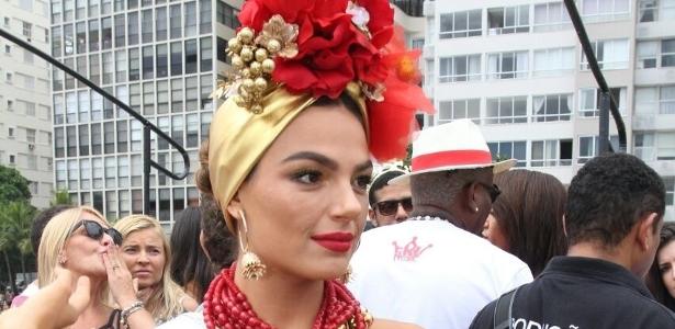 Musa do bloco, Isis Valverde "vira" Carmem Miranda nas ruas do Rio de Janeiro - Wallace Barbosa/AgNews - Wallace Barbosa/AgNews