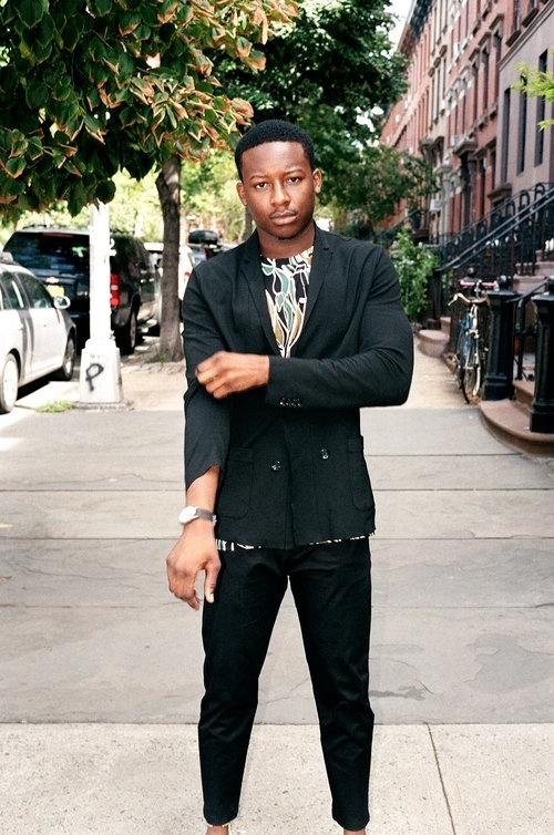 Julian (Brandon Michael Hall) em cena da série "Search Party" - Divulgação