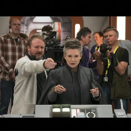 A atriz Carrie Fisher e o diretor Rian Johnson - Reprodução - Reprodução