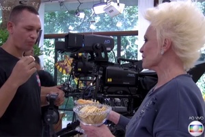 Cinegrafista experimenta biscoitos no "Mais Você" - Reprodução/Globo - Reprodução/Globo