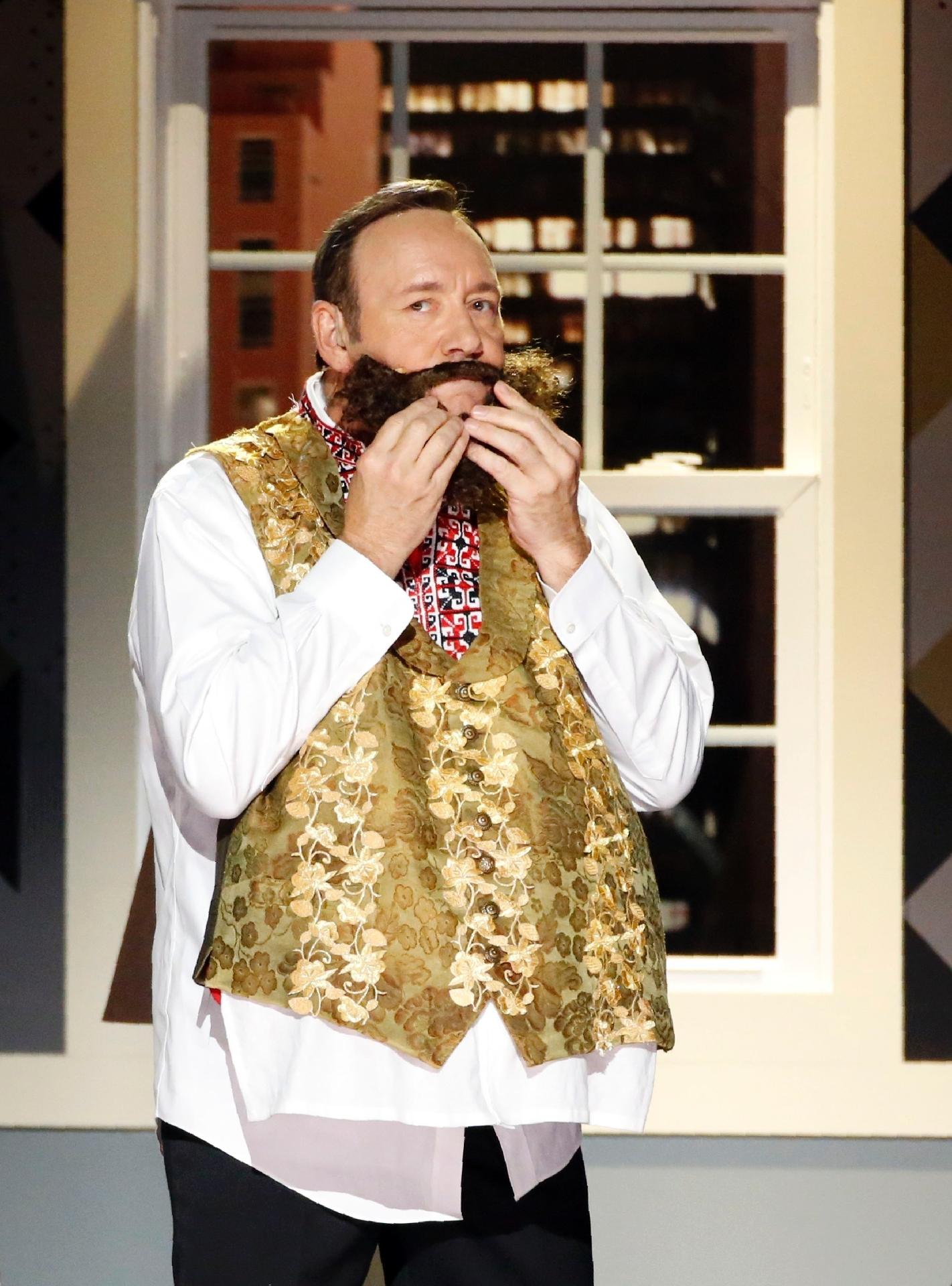 Ator Kevin Spacey durante performance no Tony Awards - Carlo Allegri/Reuters