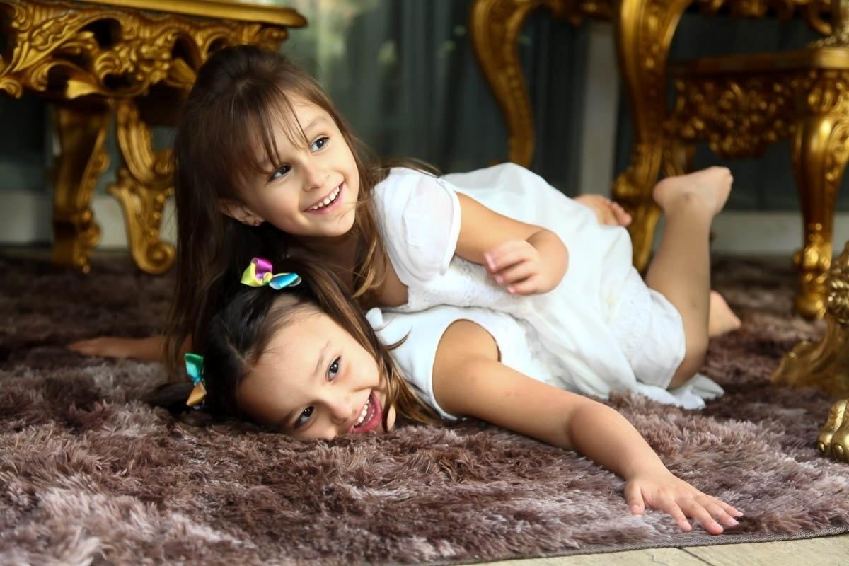 Sapecas, Maya e Kiara, de 4 anos, brincam durante a festa de 36 anos do pai, Leandro, do grupo KLB - Marcos Ribas/Brazil News