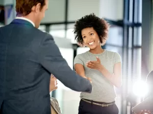 Promoção no trabalho chega para 3 signos nesta semana, profetizam anjos