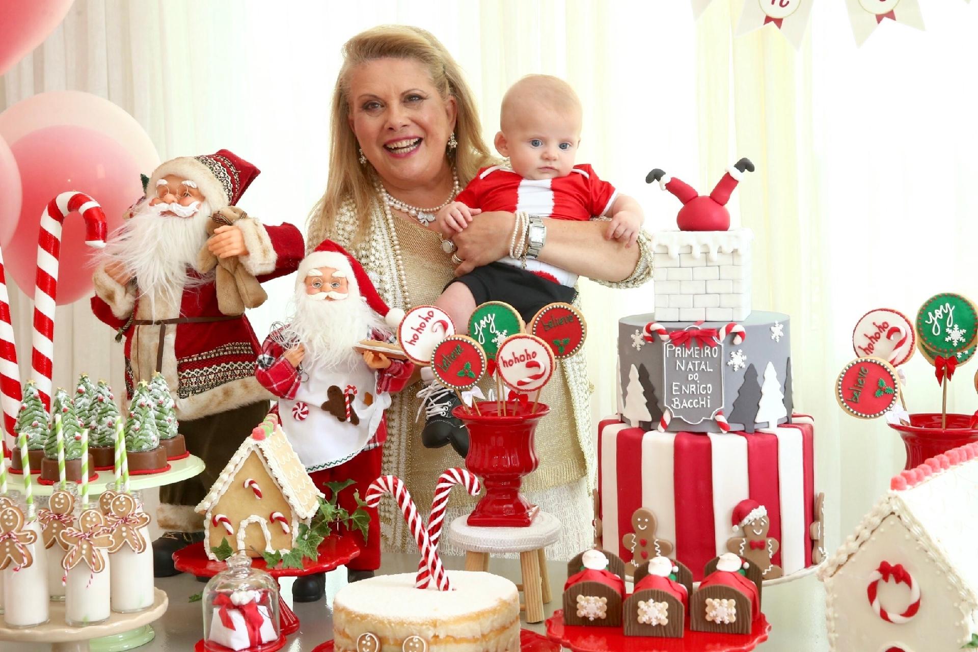 A vovó Nadia posa com Enrico Bacchi na sua festa temática de Natal - Manuela Scarpa/Brazil News