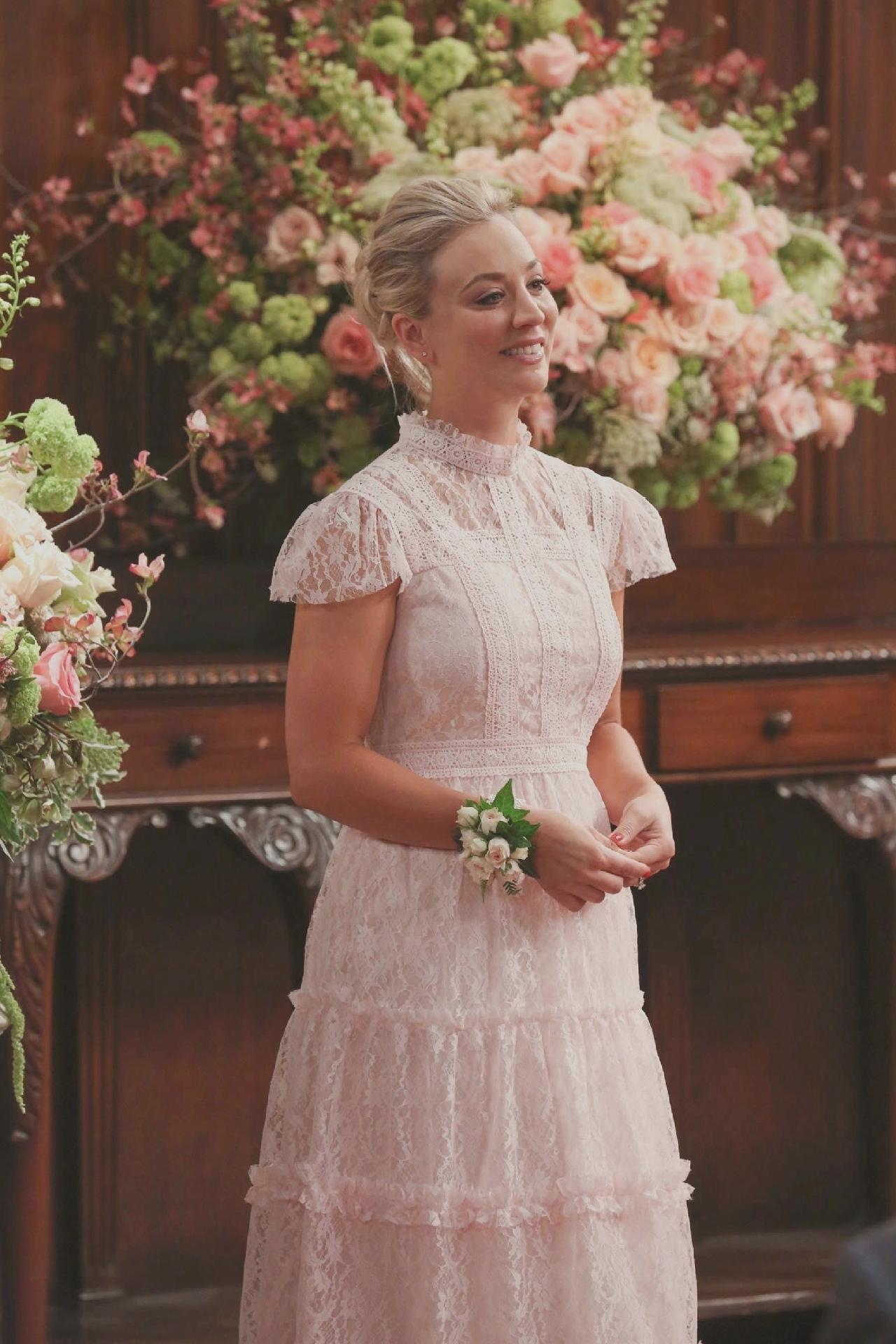 Penny (Kaley Cuoco) mostra seu vestido de madrinha para o casamento de Amy em cena de "The Big Bang Theory" - Divulgação