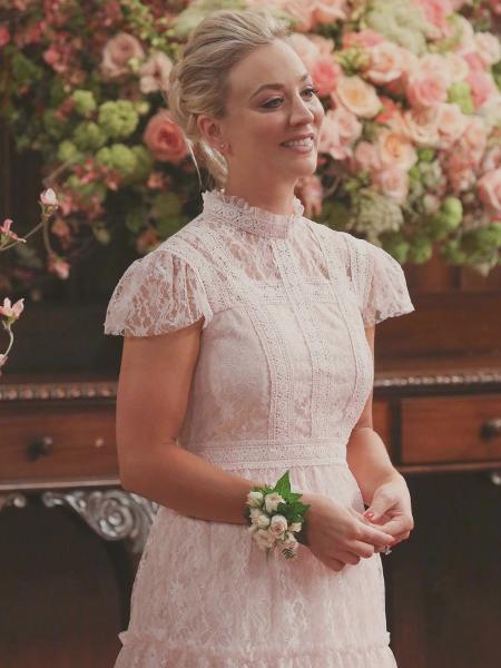 Penny (Kaley Cuoco) mostra seu vestido de madrinha para o casamento de Amy em cena de "The Big Bang Theory" - Divulgação