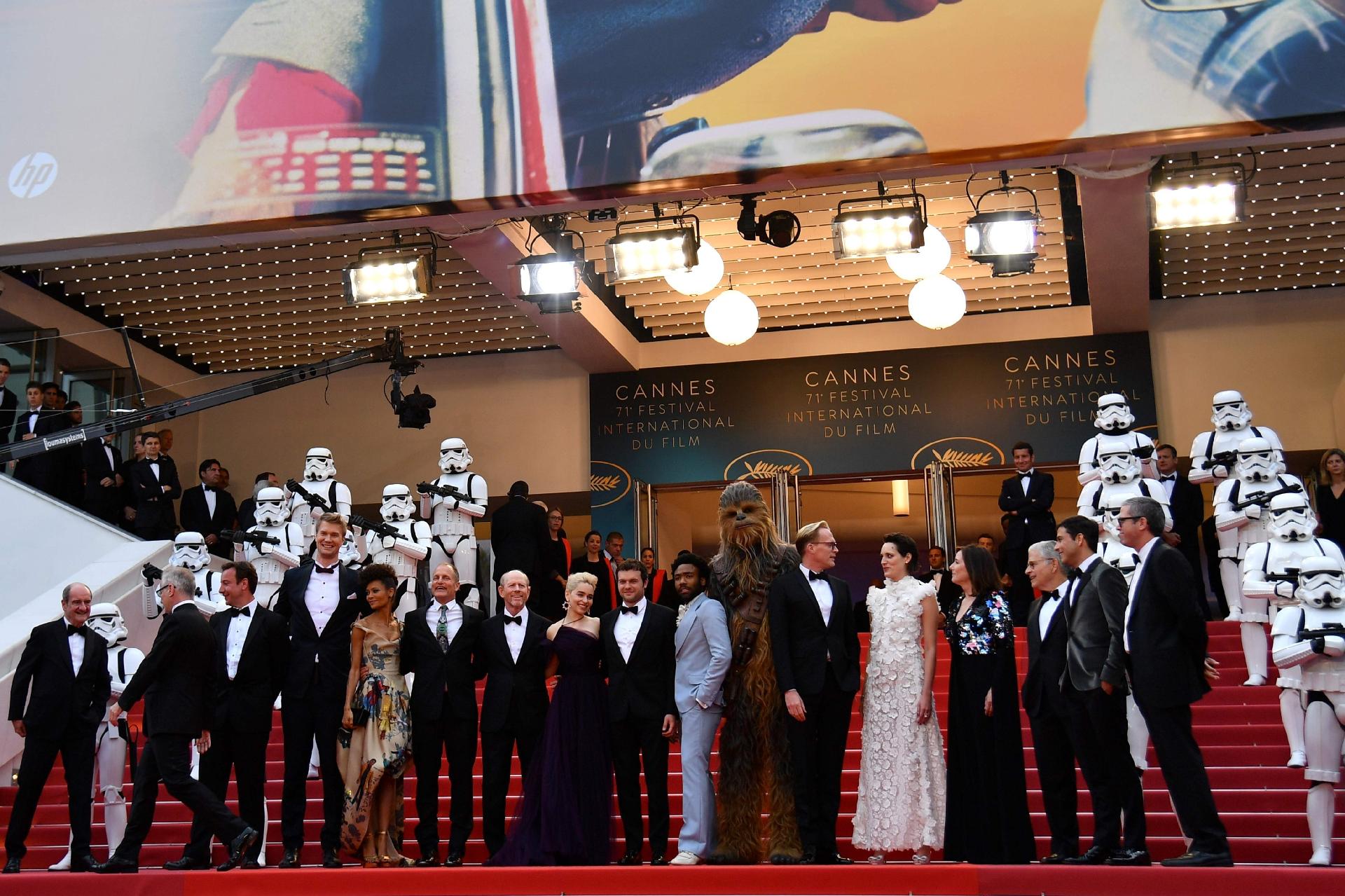Os atros de "Han Solo: Uma história Star Wars" compareceram ao tapete vermelho do filme em Cannes, com direito a desfile de Stormtrooper e até do Chewbacca - AFP