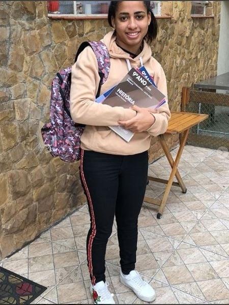 MC Loma compartilhou foto com livros e mochila e disse ter sofrido ataques nas redes sociais - Reprodução / Instagram
