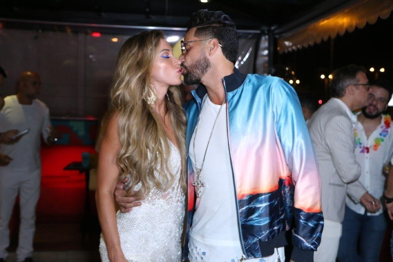 Jéssica Rodrigues e Latino se beijam em festa preparada para comemorar os 25 anos de carreira do cantor - Anderson Borde e Daniel Pinheiro/AgNews