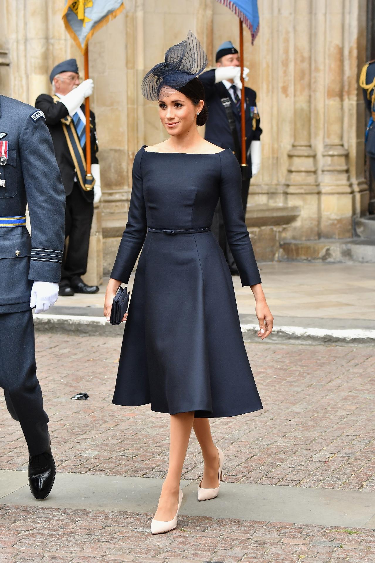 Meghan escolheu um vestido preto mídi de silhueta retrô da Dior para as comemorações do centenário da Força Aérea Britânica - Getty Images