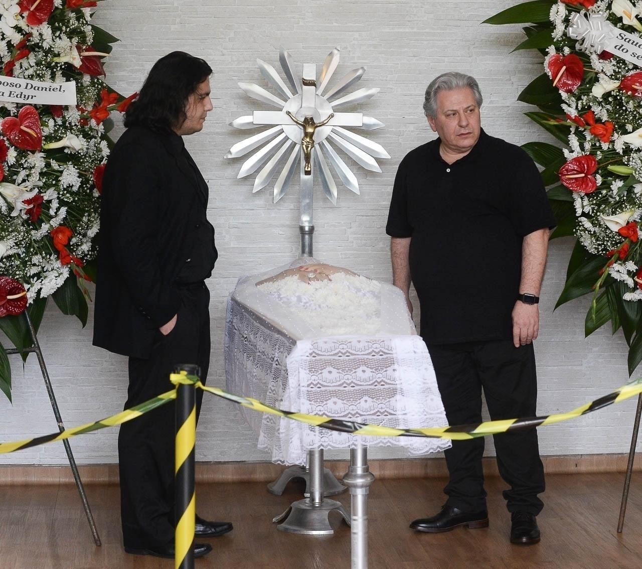 Corpo de Angela Maria é velado pelo viúvo Daniel D'Angelo no cemitério de Congonhas, em São Paulo - Francisco Cepeda/AgNews