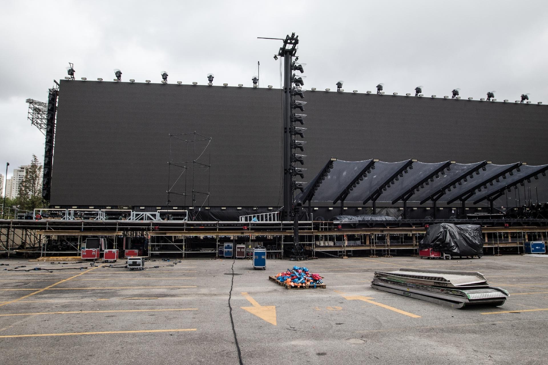 Detalhe da montagem do palco de Roger Waters, montado para ensaio técnico no Credicard Hall, zona sul de São Paulo - Simon Plestenjak/UOL