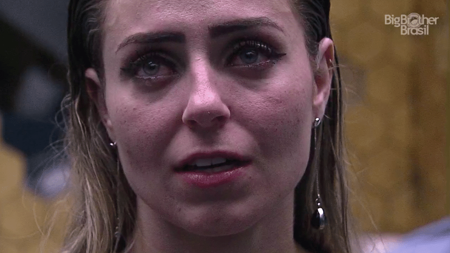 Paula chora sozinha no quarto Ouro - Reprodução/GloboPlay