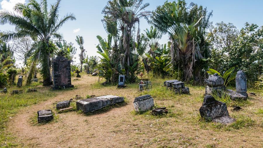 Sepulturas do cemitério de piratas da ilha de Nosy Boraha, em Madagascar - jalvarezg/Getty Images/iStockphoto