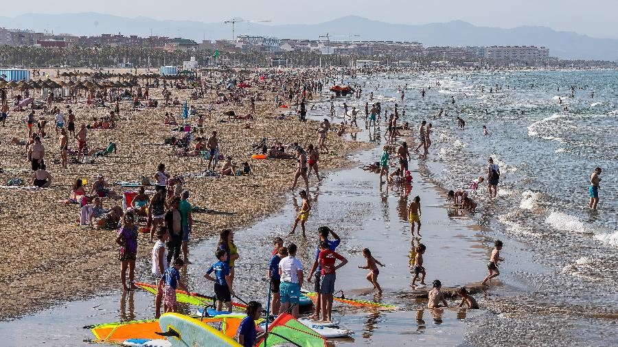 Pessoas voltar a se aglomerar nas praias de Valencia, na Espanha - Getty Images