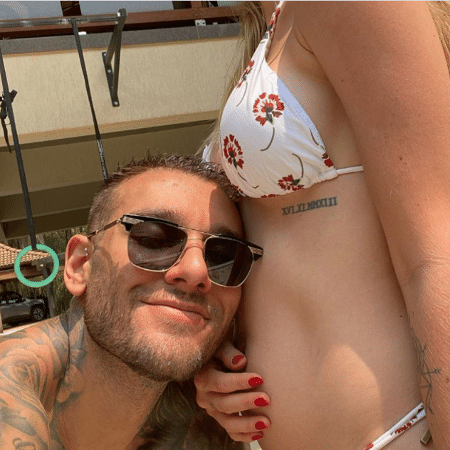 Lucas Lucco encostado na barriga da esposa Lorena Carvalho - Reprodução/Instagram