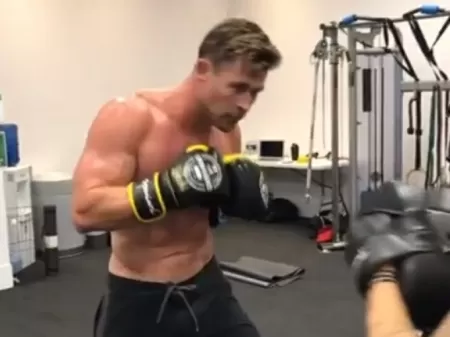 Internautas estão babando com o treino sem camisa de Chris Hemsworth, o Thor