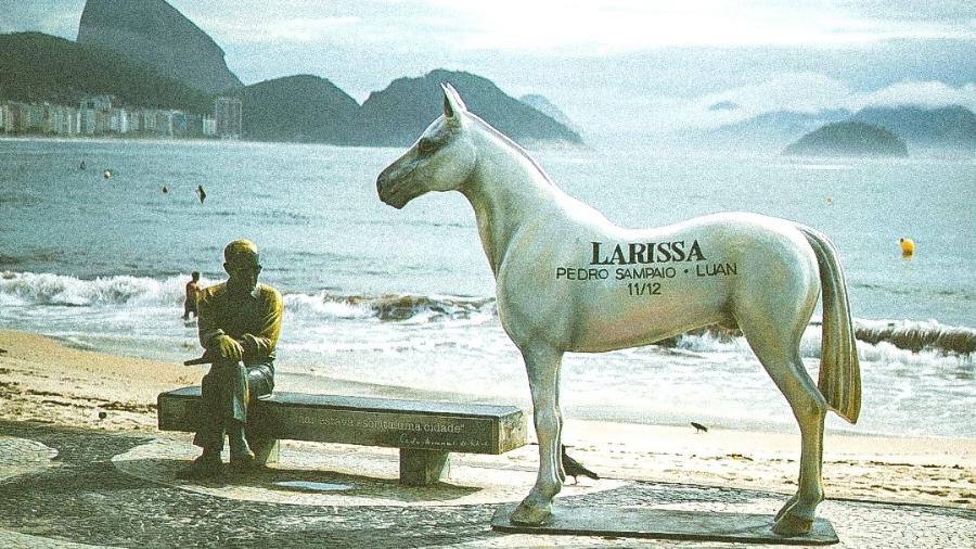 Cavalo com nome "Larissa" no calçadão de Copacabana, ao lado da estátua de Carlos Drummond de Andrade - Divulgação/Bernardo Prado