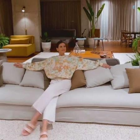 Camila Queiroz posa em sofá de hotel de luxo em São Paulo - Reprodução/Instagram @camilaqueiroz