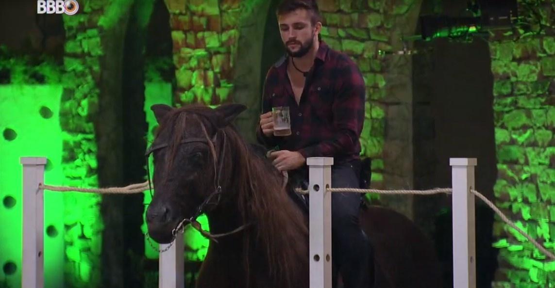 BBB 21: Arthur monta em cavalo na festa do líder Caio - Reprodução/ Globoplay