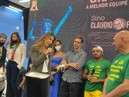 Na presença de Marcelo de Carvalho, João Kleber, Luciana Gimenez, Ligia Mendes, Luis Ernesto Lacombe e Tirulipa, Patricia Abravanel agradece a Luciano Hang: "Ele não é uma pessoa que só fala. Fala e faz" - reprodução