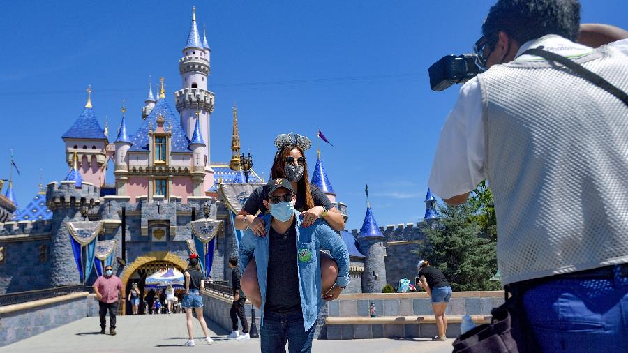 30.04.2021 - Alexis e Carla Rangel foram dois dos visitantes que compareceram a Disneylândia de Anaheim (EUA) na reabertura - MediaNews Group via Getty Images