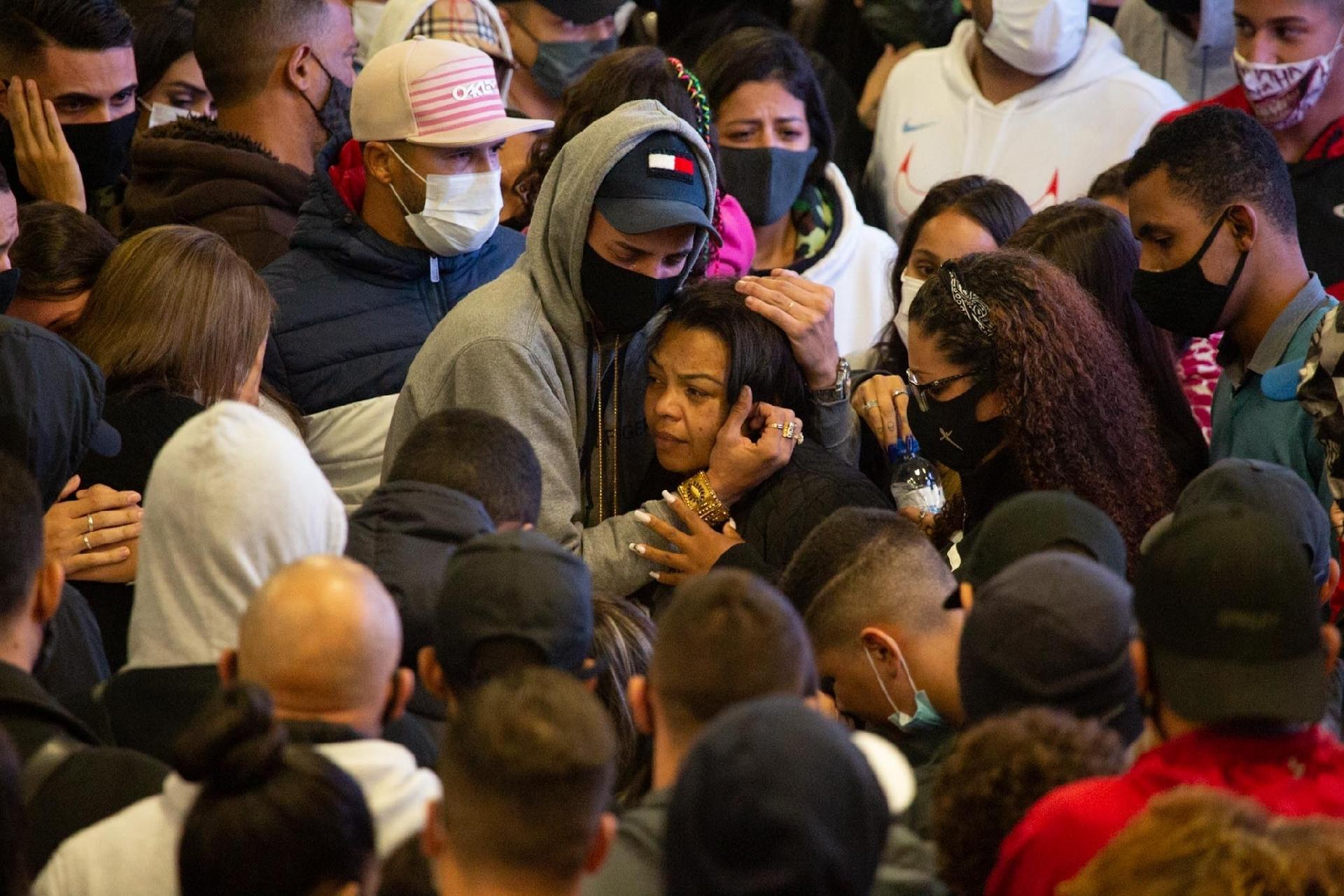 Fãs, amigos e familiares se aglomeraram na quadra da escola para se despedir do cantor - Amauri Nehn/Brazil News