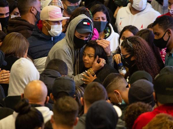 Fãs, amigos e familiares se aglomeraram na quadra da escola para se despedir do cantor - Amauri Nehn/Brazil News
