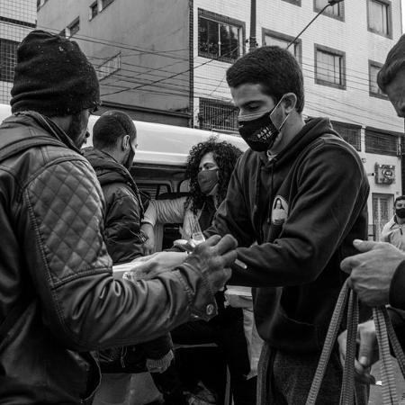 Enzo Celulari participa da distribuição de comida para pessoas em situação de rua - Reprodução/Instagram/Daniel Kfouri