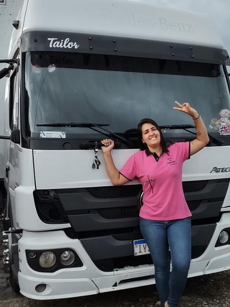 A gaúcha Janaína Cardoso realizou o sonho de se tornar caminhoneira profissional - Arquivo pessoal