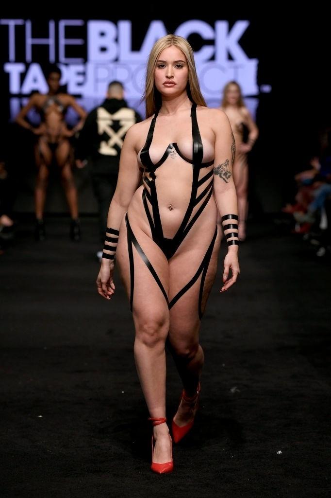 Modelos na passarela durante o Black Tape Project - Getty Images