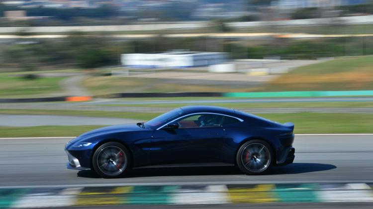 Aston Martin Vantage lateral dinâmica - Fernanda Freixosa/Divulgação/Aston Martin São Paulo - Fernanda Freixosa/Divulgação/Aston Martin São Paulo