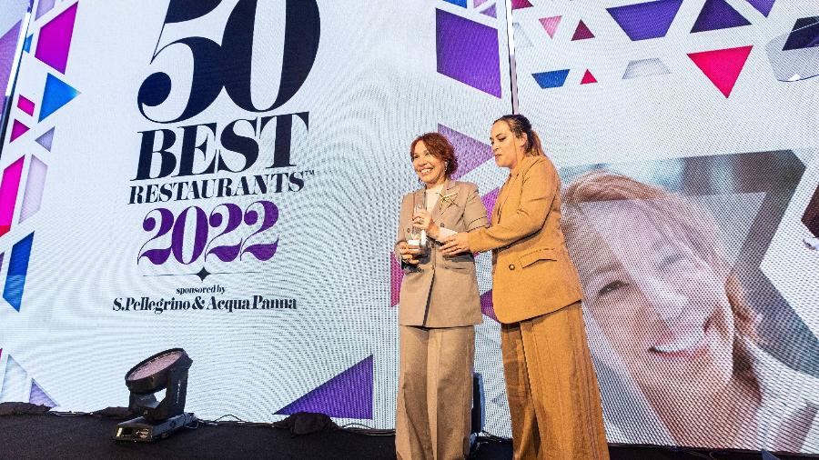 Leonor Espinosa é eleita a melhor chef mulher do mundo em 2022 pelo 50 Best e recebe o prêmio das mãos da peruana Pía León, que ganhou m 2021  - David Holbrook Photography/Divulgação