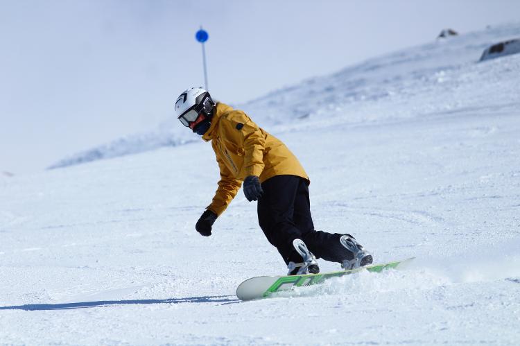 Visitante praticando snowboarding no Cerro Catedral, em Bariloche - Federico Persiani/Unsplash - Federico Persiani/Unsplash