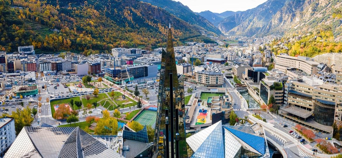 Vista aérea de Andorra la Vella, em Andorra: cidade fica na Cordilheira dos Pirineus, entre França e Espanha - Alexey_Fedoren/Getty Images
