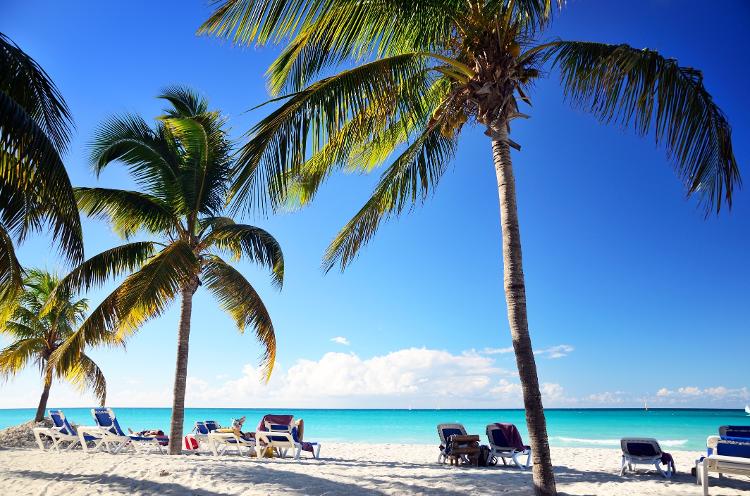 Espreguiçadeiras de hotel de luxo em Varadero, em Cuba - alxpin/Getty Images/iStockphoto - alxpin/Getty Images/iStockphoto