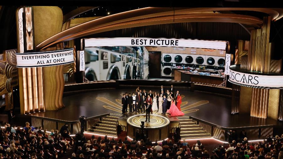 Elenco e produtores recebem o Oscar de Filme do Ano por 'Tudo em Todo Lugar ao Mesmo Tempo'